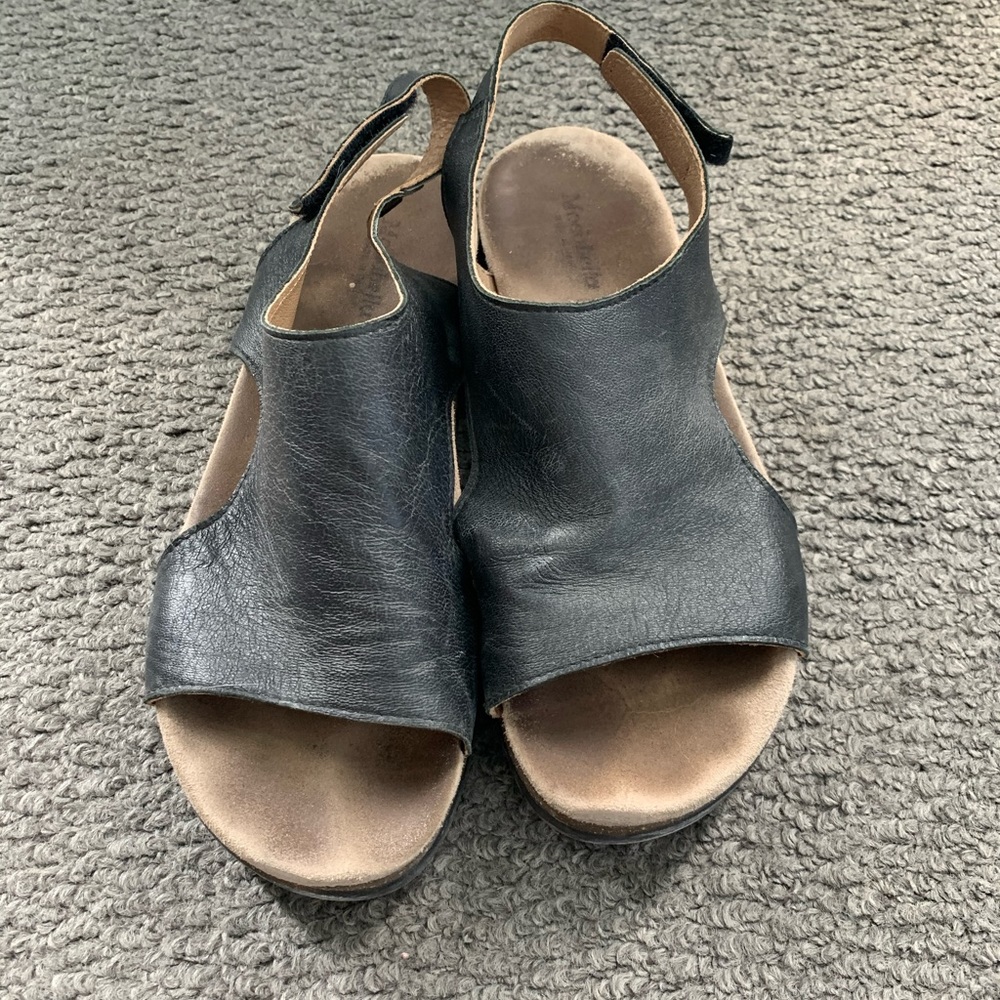 Comfortable leather sandal.